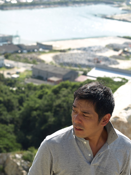 シャツに汗をにじませる吉永さん