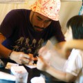 子どもに取り囲まれるなすびさん