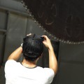 巨大な裁断機の刃を撮影。