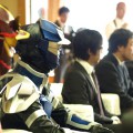 市長を表敬訪問するヒーローの図