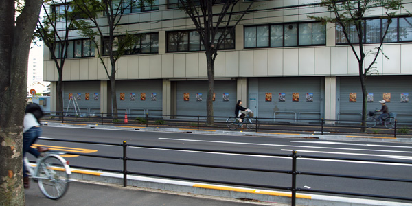 向かいの歩道から。写真だと伝わりにくいかも。 向かいの歩道から。写真だと伝わりにくいかも。