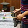 石灯籠と墓石のあるレコーディングルーム
