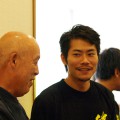 石琴制作者の長尾さんと談笑する関口さん