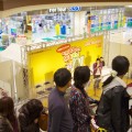 エスカレーターを登るお客さんも注目