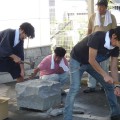 ロケ地見学：石工体験中！