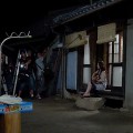 撮影：ギターを弾く