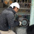 くわえ煙草でのみを研ぐ若き職人さん