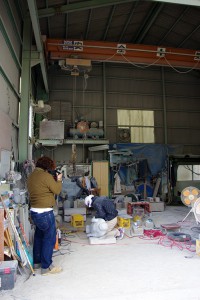 小さな石の破片が飛んでくるのをモノともせず･･･プロカメラマンの魂を見ました