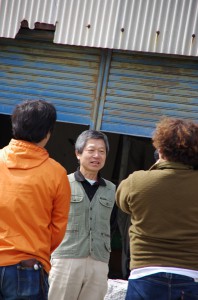 この作品を制作した職人さんを撮影中。
