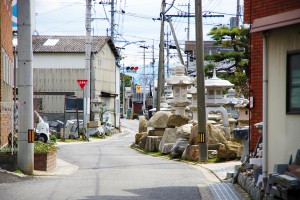 加工工場がたくさん並ぶ『石の街』の風景
