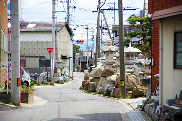 加工工場がたくさん並ぶ『石の街』の風景