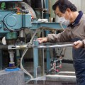 石を磨く機械とその機械を操る職人さん