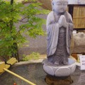 水かけ仏。楓と水と石が良い雰囲気です