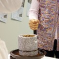 「庵治石の味がする（？）」コーヒーの豆ひき