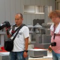 職人さんの作業を真剣に見て下さる藤里さんたち