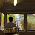 途中下りのケーブルカーとすれ違います