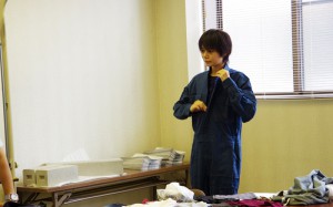 つなぎに着替える佐藤貴広さん