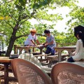 木漏れ日あふれるカフェテラス