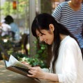 メニューを見て、本気選びモードの小野まりえさん