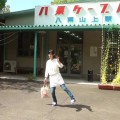 妙なポーズを取る小野まりえさん