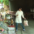 音に反応して踊るネコとそのネコに反応して踊る小野まりえさん
