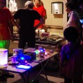 音に反応する石あかりは子どもに人気。