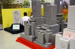 庵治石には石の目の細かさで、細目（こまめ）、中目（ちゅうめ）などに分類されます