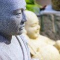 リアルな表情の石像