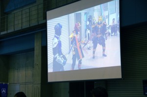 ショーの様子は会場の大プロジェクタでライブ放映
