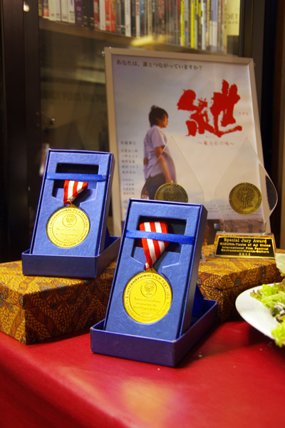 受賞のメダルとトロフィー