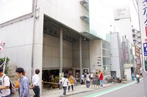 劇場の渋谷ユーロスペースはJR渋谷駅から歩いて10分程度です。