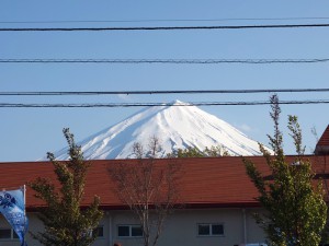奥には富士山。