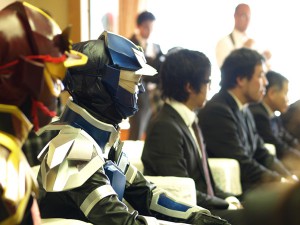 市長を表敬訪問するヒーローの図