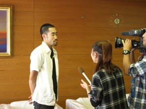 テレビ局の取材にも一つ一つ丁寧に応対するなすびさん。