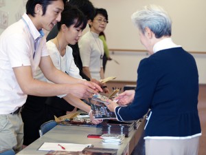 受付にて。パンフレットと一緒に庵治石の資料もお渡ししました