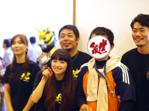 キャストと記念撮影