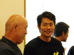 石琴制作者の長尾さんと談笑する関口さん