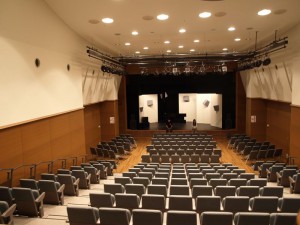 111030castOnStage0003_2