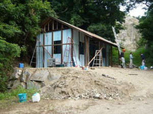 源二郎小屋建築中２